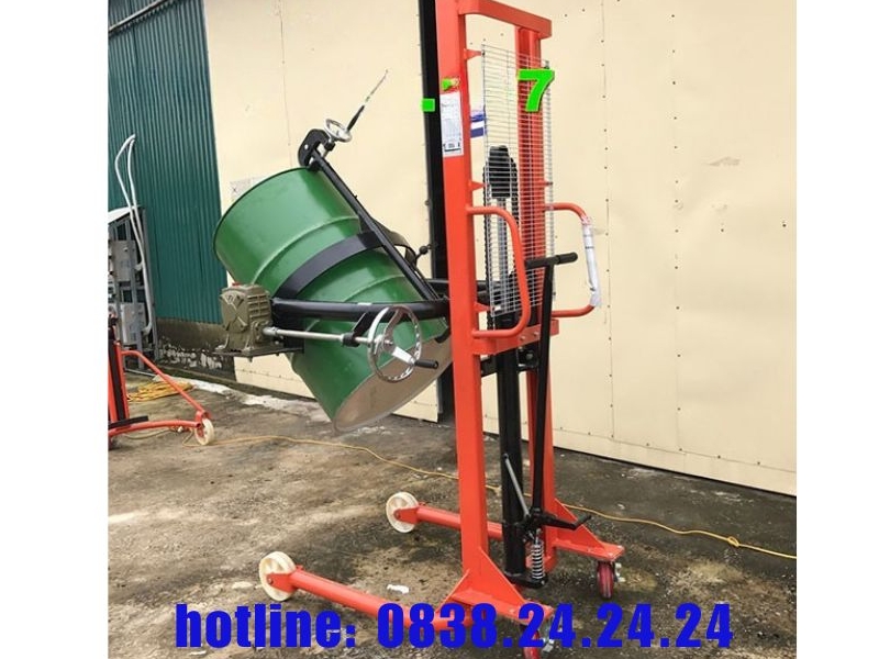 Xe nâng thùng phuy có những công dụng hiệu quả gì 1 xe nang thung phuy Cong nghiep viet nhat