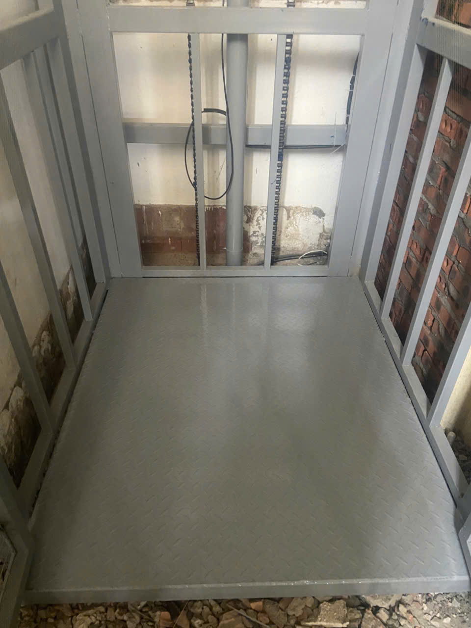 Thang Nâng Hàng 1000kg: Ưu Điểm Vượt Trội 2 z6451562339465 1557f946a5a5d2a173a80d89f7da845e