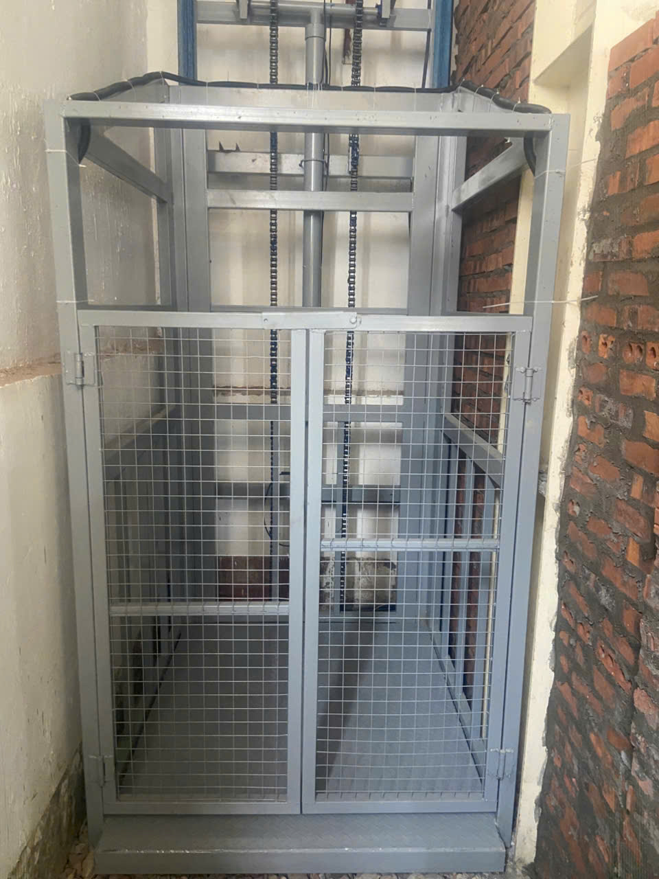 Thang Nâng Hàng 1000kg: Ưu Điểm Vượt Trội 1 thang nâng hàng 1000kg